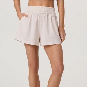 Vuori Villa Textured Short in Milkweed